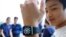 Seorang pengunjung toko Apple di Hong Kong mencoba Apple Watch pada hari pertama jam pintar Apple tersedia untuk dicoba di toko.