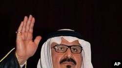 This file photo dated October 15, 2007 shows Saudi Crown Prince Sultan bin Abdul Aziz waving during a visit to Saudi security forces in Dammam in the kingdom's Eastern Province.