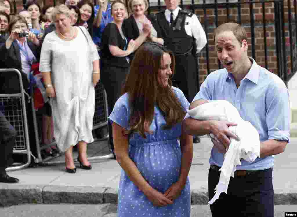 Pangeran William dan Kate, Duchess of Cambridge tampil bersama putra pertama mereka Prince of Cambridge (23/7) yang lahir sehari sebelumnya di Rumah Sakit St. Mary&#39;s di London. (Reuters/Suzanne Plunkett)