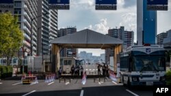 Salah satu pintu masuk ke perkampungan atlet di Olimpiade Tokyo di Tokyo, Jepang.
