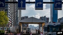 L'une des entrées du village olympique et paralympique de Tokyo le 15 juillet 2021, avant les Jeux olympiques de Tokyo 2020 qui débuteront le 23 juillet. (Photo par Philip FONG / AFP)