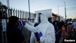 A los empleados de la empresa Flex, en Ciudad Juárez (México), se les toma diariamente la temperatura antes de entrar a la planta como medida de precaución para evitar un brote de coronavirus.