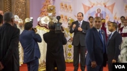 Le président Al-Sissi s'entretient avec des fidèles coptes lors de la messe du réveillon de Noël dans la nouvelle cathédrale copte d'Égypte le 6 janvier 2018.(VOA/ Hamada Elrasam)