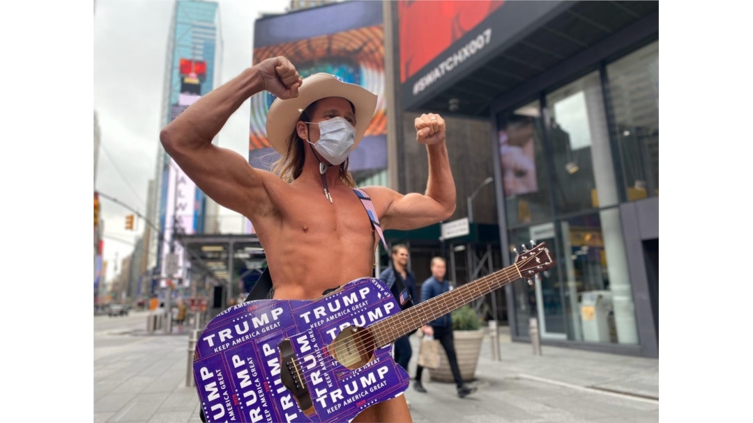 Even New York's iconic 'Naked Cowboy' is wearing a face mask in the times of coronavirus! (Photo: Celia Mendoza / VOA)