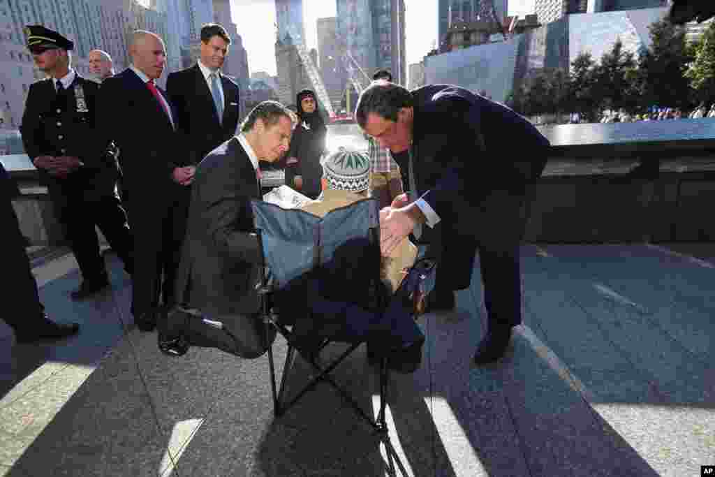 El gobernador de Nueva York Andrew Cuomo (a la izquierda) y el gobernador de Nueva Jersey Chris Christie (a la derecha) conversan con Miah Afsaruddin. Su hijo Nural Miah y su nuera Shakila Yasmin murieron en el World Trade Center.