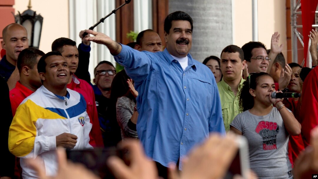 El gobierno de Nicolás Maduro ha sido acusado por la de controlar el poder judicial, el ejército y la prensa.