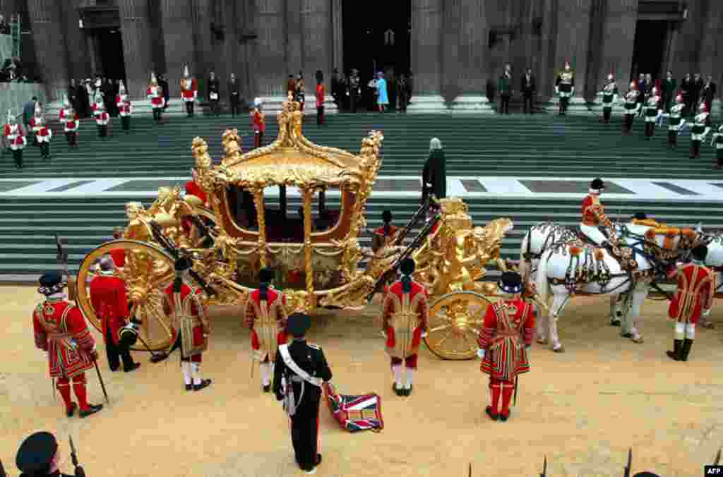 Britain's Queen Elizabeth stands in the entrance of St Paul's Cathedral after arriving for a service of Thanksgiving to celebrate her Golden Jubilee, in London June 4, 2002. (AP)