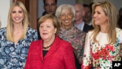 Ivanka Trump, putri Presiden AS Donald Trump (kiri) tiba bersama Kanselir Jerman Angela Merkel dan Ratu Maxima dari Belanda (kanan) pada acara KTT Perempuan G-20 di Berlin, Selasa (25/4).