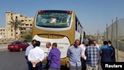 L'explosion a brisé les vitres du bus qui transportait les touristes, près des pyramides de Gizeh au Caire, en Egypte, le 19 mai 2019. REUTERS / Ahmed Fahmy