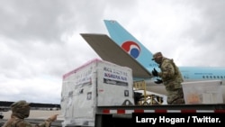미국 메릴랜드 주정부가 한국에서 구입한 신종 코로나바이러스 진단키트가 지난 4월 볼티모어 공항에 도착했다. 사진: Larry Hogan / Twitter