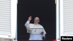 Le pape salue la foule, au Vatican, le 30 juillet 2017.