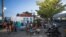 Các nạn nhân được cấp cứu bên ngoài bệnh viện ở Les Cayes, Haiti.