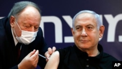 نخست وزیر اسرائیل در مقابل دوربین‌ها، روز شنبه واکسن دریافت کرد. 