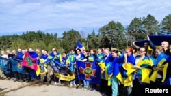 Të burgosurit ukrainas të luftës pas shkëmbimit me Rusinë, në një lokacion të panjohur në Ukrainë, më 13 shtator, 2024/Fotografia është shpërndarë nga Presidenti ukrainas Volodymyr Zelenskyy në Telegram/Reuters