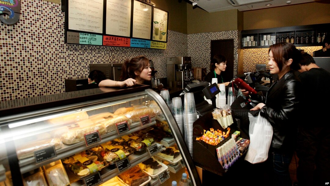 Salah satu gerai Starbucks di Shanghai, China (foto: dok). Starbucks pekan ini membukai gerai baru di Shanghai yang merupakan gerai terbesar di dunia. 