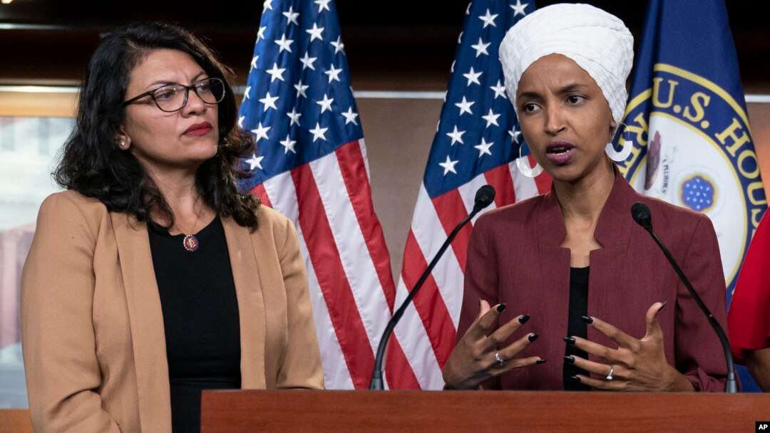 Anggota DPR AS dari Partai Demokrat: Rashida Tlaib (kiri) dan Ilhan Omar berbicara di Capitol Hill, Washington DC. 
