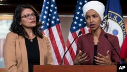 Anggota DPR AS dari Partai Demokrat: Rashida Tlaib (kiri) dan Ilhan Omar berbicara di Capitol Hill, Washington DC. 