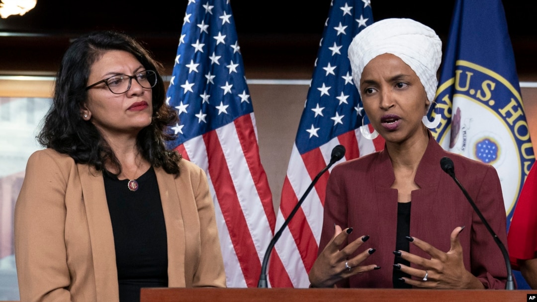 Dân biểu Hoa Kỳ Rashida Tlaib (trái) và Ilhan Omar là hai người phụ nữ Hồi giáo đầu tiên được bầu vào Quốc hội Hoa Kỳ.