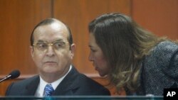 En esta fotografía de archivo del 30 de junio de 2008, Vladimiro Montesinos escucha a su abogada Estela Valdivia mientras testifica en el juicio del ex presidente de Perú Alberto Fujimori en Lima, Perú.