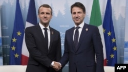 Le président français Emmanuel Macron et le Premier ministre italien, Giuseppe Conte, au sommet du G7 à Charlevoix, au Canada, le 9 juin 2018.