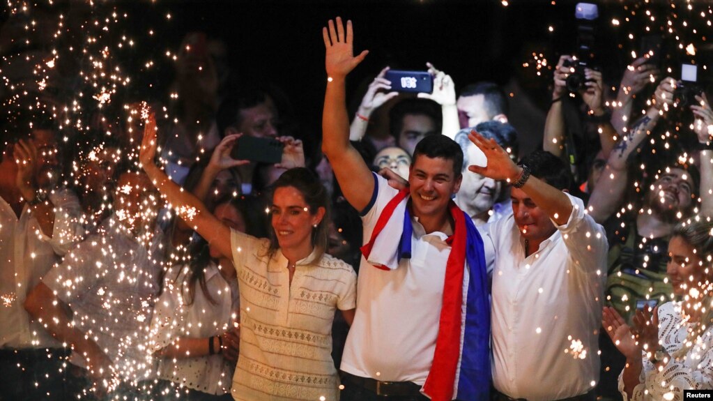 承诺会与台湾维持邦交的红党候选人圣地亚哥·培尼亚（Santiago Pena，中）庆祝在2023年4月30日巴拉圭总统大选中胜出。（路透社）(photo:VOA)
