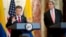 El secretario Kerry escucha las declaraciones del presidente colombiano en las que agradeció a Estados Unidos por apoyar la paz en Colombia.
