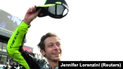 Valentino Rossi bereaksi setelah balapan. Rossi mengumumkan keputusannya untuk pensiun dari dunia balap sepeda motor.(Foto: REUTERS/Jennifer Lorenzini)