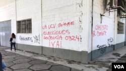 Entre los mensajes que dejaron está “sentencia 0324 ¡ya””, haciendo referencia a la sentencia del Tribunal Supremo de Justicia (TSJ) en la que ordenó la celebración de elecciones de las autoridades de la UCV y estableció las pautas para efectuarlas. Foto: Carolina Alcalde - VOA.