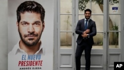 Andrés Ojeda, candidato presidencial del Partido Colorado, posa para una fotografía junto a una de sus pancartas de campaña, antes de las próximas elecciones generales del domingo, en Montevideo, Uruguay, el viernes 25 de octubre de 2024. (Foto AP/Natacha Pisarenko)