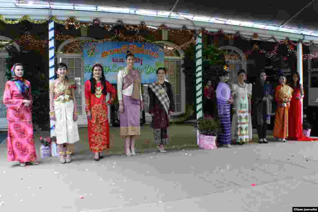 ການສະແດງ ແຟຊັ່ນໂຊ ຊຸດພື້ນເມືອງ ຂອງ 10 ປະເທດອາຊ່ຽນ.