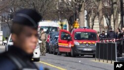 邮件爆炸发生后法国警方部署在I M F办公楼周围