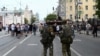 Miembros del grupo de mercenarios privados de Wagner posan para una foto mientras se despliegan cerca de la sede del Distrito Militar del Sur en la ciudad de Rostov-on-Don, Rusia, el 24 de junio de 2023.
