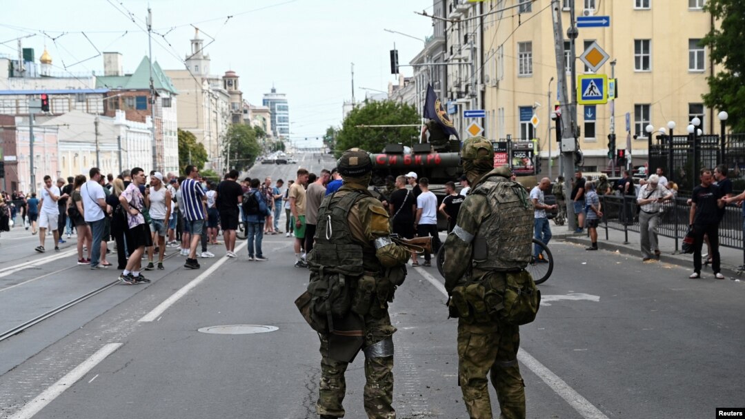 Наемники ЧВК «Вагнер» возле штаба Южного военного округа в Ростове-на-Дону, 24 июня 2023 г.