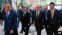 O'zbekiston Prezidenti Islom Karimov (chapda), Rossiya rahbari Vladimir Putin (o'ngdan ikkinchi) va Xitoy Prezidenti Si Zinpin (o'ngda) ShHT sammiti yig'inidan chiqib kelmoqda, Toshkent, O'zbekiston, 24-iyun, 2016-yil.