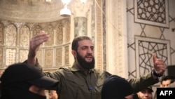 El líder del grupo islamista sirio Hayat Tahrir al-Sham (HTS), Abu Mohammed al-Golani, se dirige a una multitud en la emblemática mezquita Omeya de la capital el 8 de diciembre de 2024.