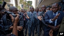 Raila Odinga, leader et candidat de l’opposition kenyane à la présidentielle arrive, entouré de ses partisans, l’audience de la Cour suprême à Nairobi, Kenya, 1er septembre 2017. Il est à la 