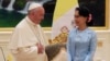 Paus Fransiskus (kiri) berbicara dengan pemimpin sipil Myanmar Aung San Suu Kyi (kanan) selama pertemuan mereka di Naypyidaw pada tanggal 28 November 2017. (Foto: AFP)