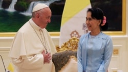 Paus Fransiskus (kiri) berbicara dengan pemimpin sipil Myanmar Aung San Suu Kyi (kanan) selama pertemuan mereka di Naypyidaw pada tanggal 28 November 2017. (Foto: AFP)