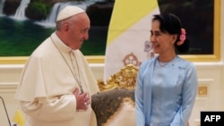 Paus Fransiskus (kiri) berbicara dengan pemimpin sipil Myanmar Aung San Suu Kyi (kanan) selama pertemuan mereka di Naypyidaw pada tanggal 28 November 2017. (Foto: AFP)