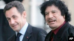 L'ancien président français Nicolas Sarkozy et l'ancien leader libyen Moammar Kadhafi à l'Élysée, à Paris, le 12 décembre 2007.