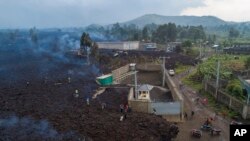 La lave de l'éruption du mont Nyiragongo traverse Buhene au nord de Goma, au Congo lundi 24 mai 2021.