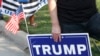 Seorang pendukung Presiden Donald Trump membawa poster untuk menunjukkan dukungan sebelum debat cawapres di Kingsbury Hall, Universitas Utah, 7 Oktober 2020, d Salt Lake City, Utah. (Foto: GEORGE FREY / AFP)