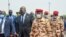 Président Félix Tshisekedi ya RDC mpe mokambi ya Union africaine (G) atelemi na mwana ya nkono maréchal Idriss Deby, général Mahamat Idriss Deby mokambi ya bokonzi ya basoda na N'Djamena na Tchad, 23 avril 2021. (Twitter/Présidence RDC)