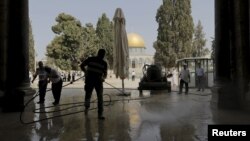 Eski Kudüs'te bulunan el Aksa kompleksi, son dönemde sıklıkla Filistinliler ve İsrail güvenlik güçleri arasında çatışmalara sahne oluyor. İsrail yasaları, Müslüman olmayanların da bölgeyi ziyaret etmesine izin veriyor. 