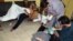 Люди, пострадавшие от нервно-паралитического газа, получают помощь в больнице в районе Дума в Дамаске. Сирия 21 августа 2013 г.