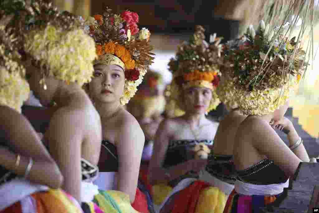 زنان حین اجرای مراسم مذهبی هندوان در یک قریه در اندونیزیا&nbsp;