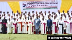 Photo de famille des participants avec le president du Faso Roch Kaboré à Ouagadougou, le 15 mai 2019. (VOA/Issa Napon)