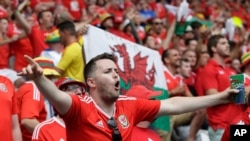 Les supporter de Pays Galles attendent le début du match du Groupe B de l’Euro 2016 entre leur et la Slovaquie, au stade Nouveau à Bordeaux, France, 11 juin 2016. (AP Photo / Petr David Josek)