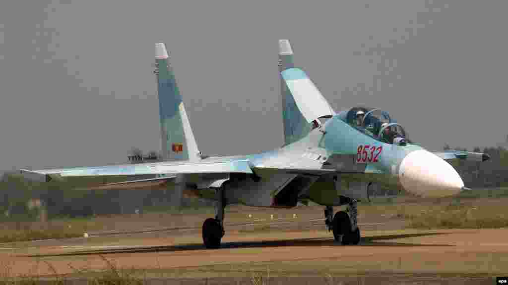 Máy bay chiến đấu Việt Nam gặp nạn trên biển Máy bay chiến đấu Su-30 MK2 của không quân Việt Nam mất liên lạc sáng 14/6 khi đang tham gia bay huấn luyện. Việt Nam đã điều nhiều máy bay và hàng chục tàu thuyền tới vùng biển tỉnh Nghệ An, gấp rút tìm kiếm hai phi công trên chiếc chiến đấu cơ gặp nạn trước đó. 