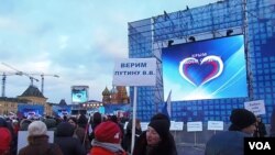 Warga Moskow merayakan aneksasi Rusia atas Krimea di Red Square, Moskow (18/3). 